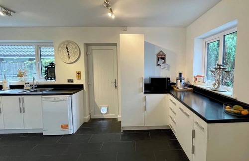 Trafford House | 4 Bedroom House, Sleeps 8- Hot Tub, Pets, Parking