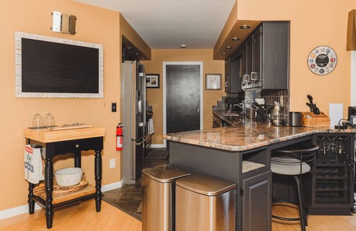 Tobermory Cottage | Sweepstakes Luxury Waterfront - Hot Tub & Tennis/Pickle Ball