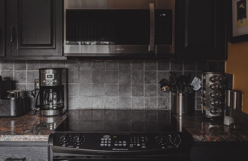 Tobermory Cottage | Sweepstakes Luxury Waterfront - Hot Tub & Tennis/Pickle Ball