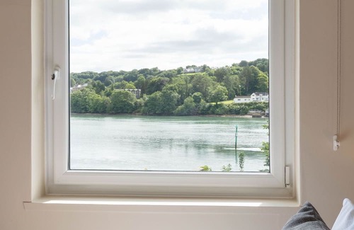 Bangor Cottage | Dolfor - sleeps 6 guests in 3 bedrooms