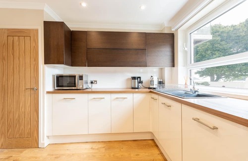 Bangor Cottage | Dolfor - sleeps 6 guests in 3 bedrooms