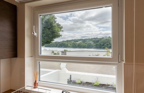 Bangor Cottage | Dolfor - sleeps 6 guests in 3 bedrooms