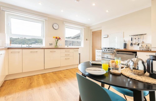 Bangor Cottage | Dolfor - sleeps 6 guests in 3 bedrooms