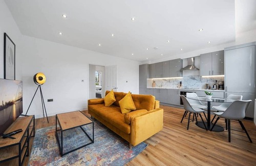 Junction Apartment | Private 3-Bedroom Duplex Flat/15 mins to Central