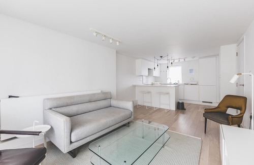 Churchill Apartment | Central 2BR Flat with Balcony - Belgravia