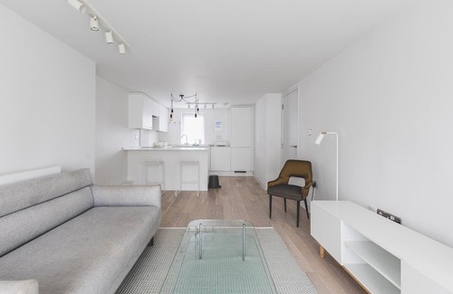 Churchill Apartment | Central 2BR Flat with Balcony - Belgravia