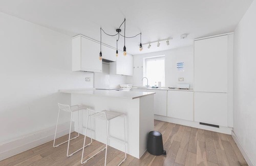 Churchill Apartment | Central 2BR Flat with Balcony - Belgravia