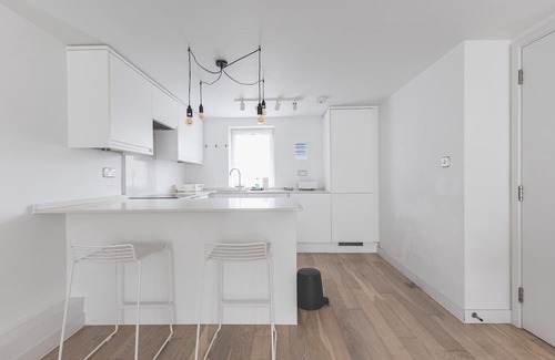 Churchill Apartment | Central 2BR Flat with Balcony - Belgravia