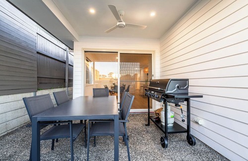 Ripley House | Little Hampton Retreat - Family Fun House w Pool