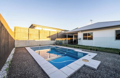 Ripley House | Little Hampton Retreat - Family Fun House w Pool