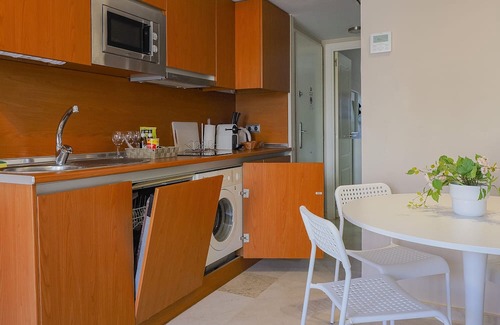 Torrequebrada Apartment | Cubo's Beach Side Los Patos Apartment & Parking/community pool/close to the beach/air conditioning/free Wi-Fi