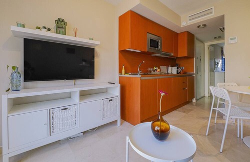 Torrequebrada Apartment | Cubo's Beach Side Los Patos Apartment & Parking/community pool/close to the beach/air conditioning/free Wi-Fi