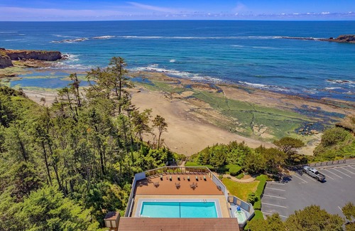 Otter Rock Apartment | Spacious Two-Level Ocean-View Villa with Loft