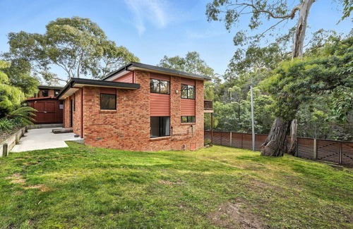 Geilston Bay Apartment | Tranquil Bush Outlook Near City
