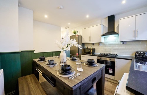 Wyken House | CosyHome | NearCityCentre | sleeps 8 | Pool Table