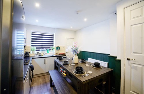 Wyken House | CosyHome | NearCityCentre | sleeps 8 | Pool Table