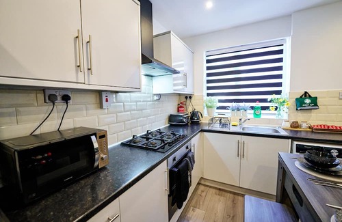 Wyken House | CosyHome | NearCityCentre | sleeps 8 | Pool Table