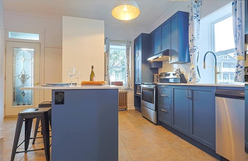 Beaupre House | Royale 1918–6bdr, game room, net, pool & more