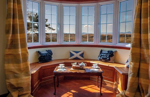 Oban House | Historic house in Oban with stunning views over the West Scotland coast. Sleeping 14 (+2 infants) and pet friendly.