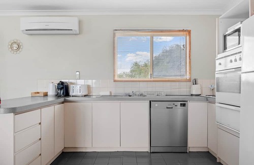 Binningup House | Spacious Beach Retreat 4BR, 2BA Coastal Escape in Binningup