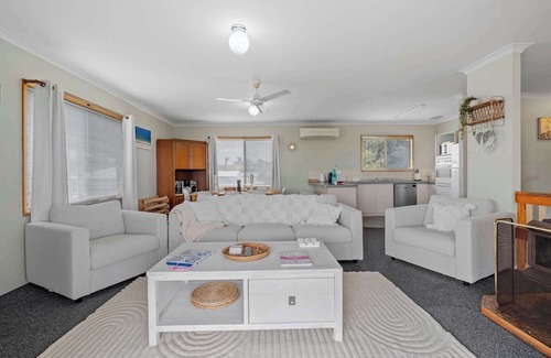 Binningup House | Spacious Beach Retreat 4BR, 2BA Coastal Escape in Binningup