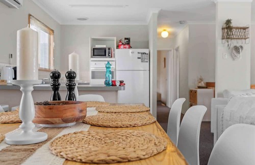 Binningup House | Spacious Beach Retreat 4BR, 2BA Coastal Escape in Binningup