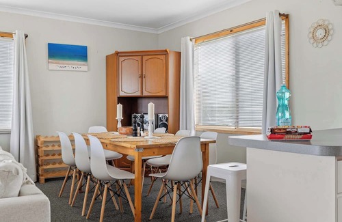 Binningup House | Spacious Beach Retreat 4BR, 2BA Coastal Escape in Binningup
