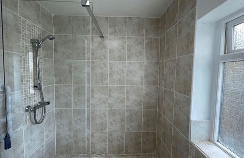 Slough Ski Chalet | Burnham/Slough Spacious Four Bedroom House