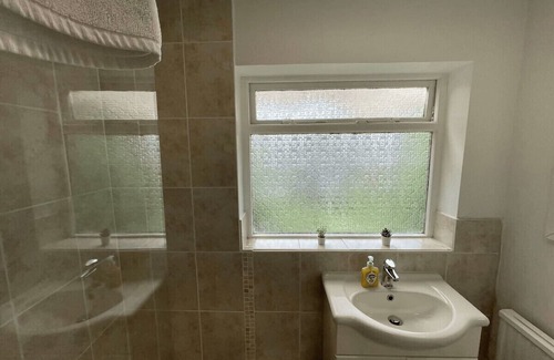 Slough Ski Chalet | Burnham/Slough Spacious Four Bedroom House