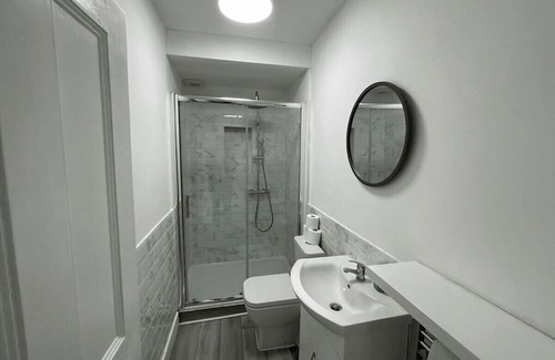 Slough Ski Chalet | Burnham/Slough Spacious Four Bedroom House