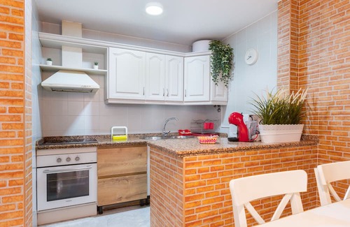 Sevilla Este Apartment | Apartment 'Los Milanos' with Shared Garden, Wi-Fi and Air Conditioning