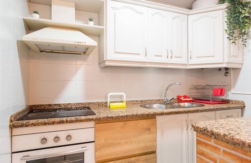 Sevilla Este Apartment | Apartment 'Los Milanos' with Shared Garden, Wi-Fi and Air Conditioning