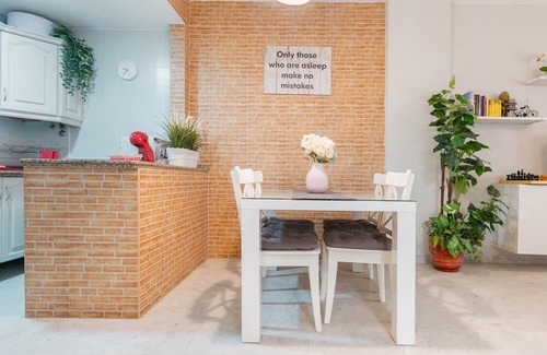 Sevilla Este Apartment | Apartment 'Los Milanos' with Shared Garden, Wi-Fi and Air Conditioning