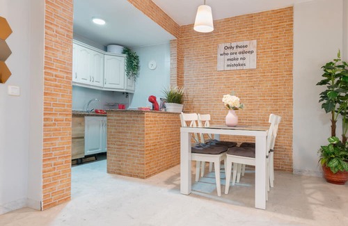 Sevilla Este Apartment | Apartment 'Los Milanos' with Shared Garden, Wi-Fi and Air Conditioning