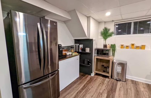 Hull House | 8 minutes to downtown Ottawa Private HOT TUB sleeps 10