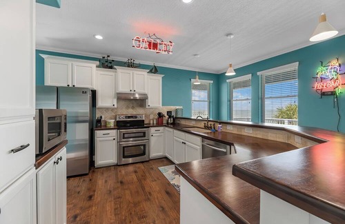 Anahuac House | Spacious Bayfront home in Anahuac, TX. 4 bed, 3 bath, sleeps 14