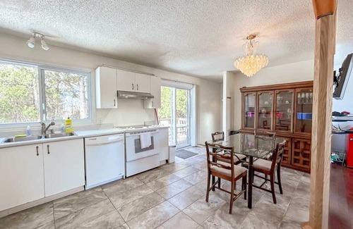 Downtown Gatineau House | Centrally located, 5BR Bungalow