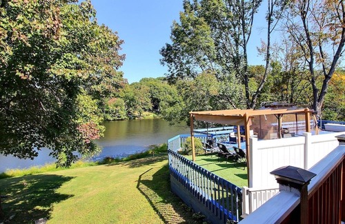 Newton House | Lakefront Family Retreat~Private Pool~Game Room