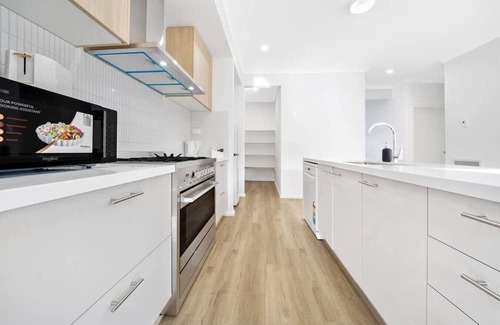 Melbourne House | "Brand New", Spacious, Breezy Comfy, Luxury Home !