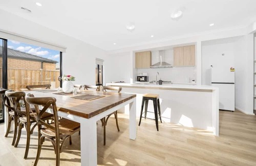 Melbourne House | "Brand New", Spacious, Breezy Comfy, Luxury Home !