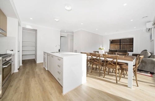 Melbourne House | "Brand New", Spacious, Breezy Comfy, Luxury Home !