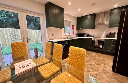 Telford House | Stunning 4 Bedroom| Sleeps 8| Centre Of Telford