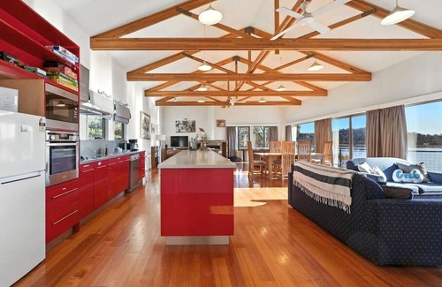 Miena Apartment | Lakeside Retreat, Miena