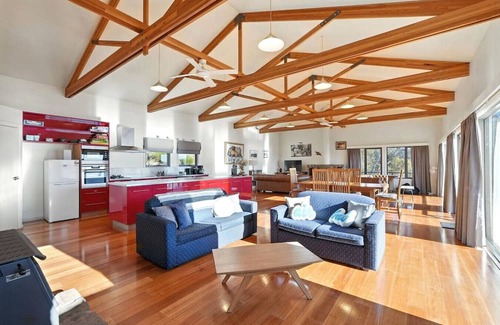 Miena Apartment | Lakeside Retreat, Miena