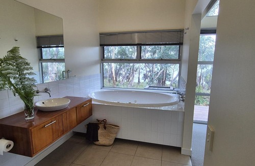 South Bruny Cottage | Bruny Bay House - Bruny Bay House: A Luxurious Escape Between Two Bays!