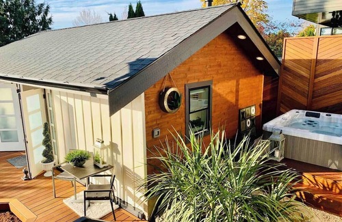 Norkirk House | Downtown Kirkland Lakeview House and Guest Cottage