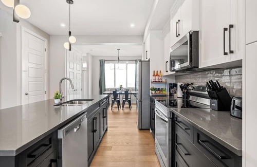 Calgary House | Cowboy Chalet SE, AC, Games, King Bed, 20 min to Down Town