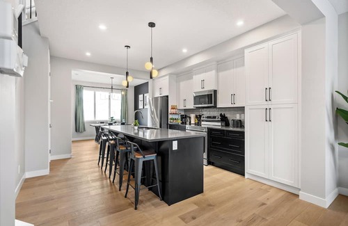 Calgary House | Cowboy Chalet SE, AC, Games, King Bed, 20 min to Down Town