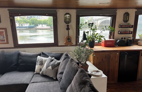 Kew Boat Rental | Houseboat on the Thames in London next to Kew Gardens