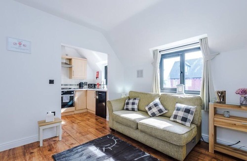Golborne House | Chic Warrington House with Parking | Full Equipped